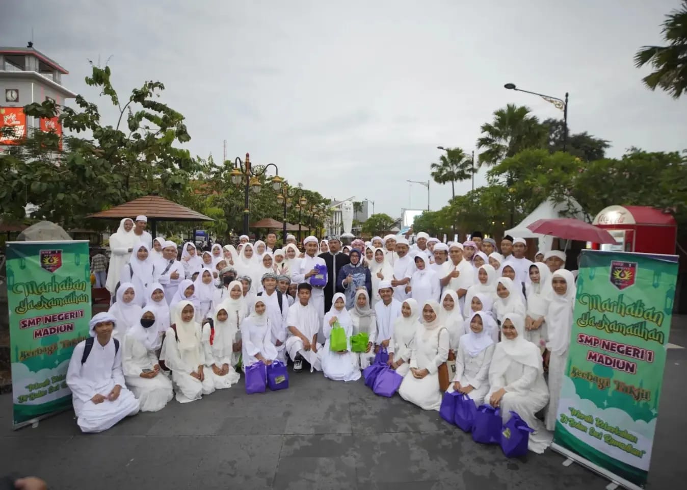 Bagi Takjil Dengan UMKM Dan SMPN 1, Wali Kota : Ajang Pelajaran Peduli Sesama