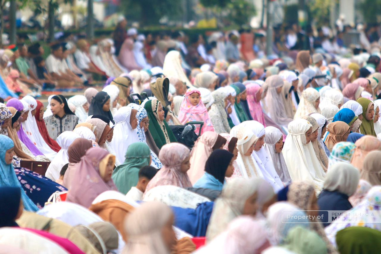 Ribuan Umat Muslim Padati Masjid Agung Baitul Hakim, Plt Wali Kota Madiun Ajak Bangun Daerah di Hari Kemenangan
