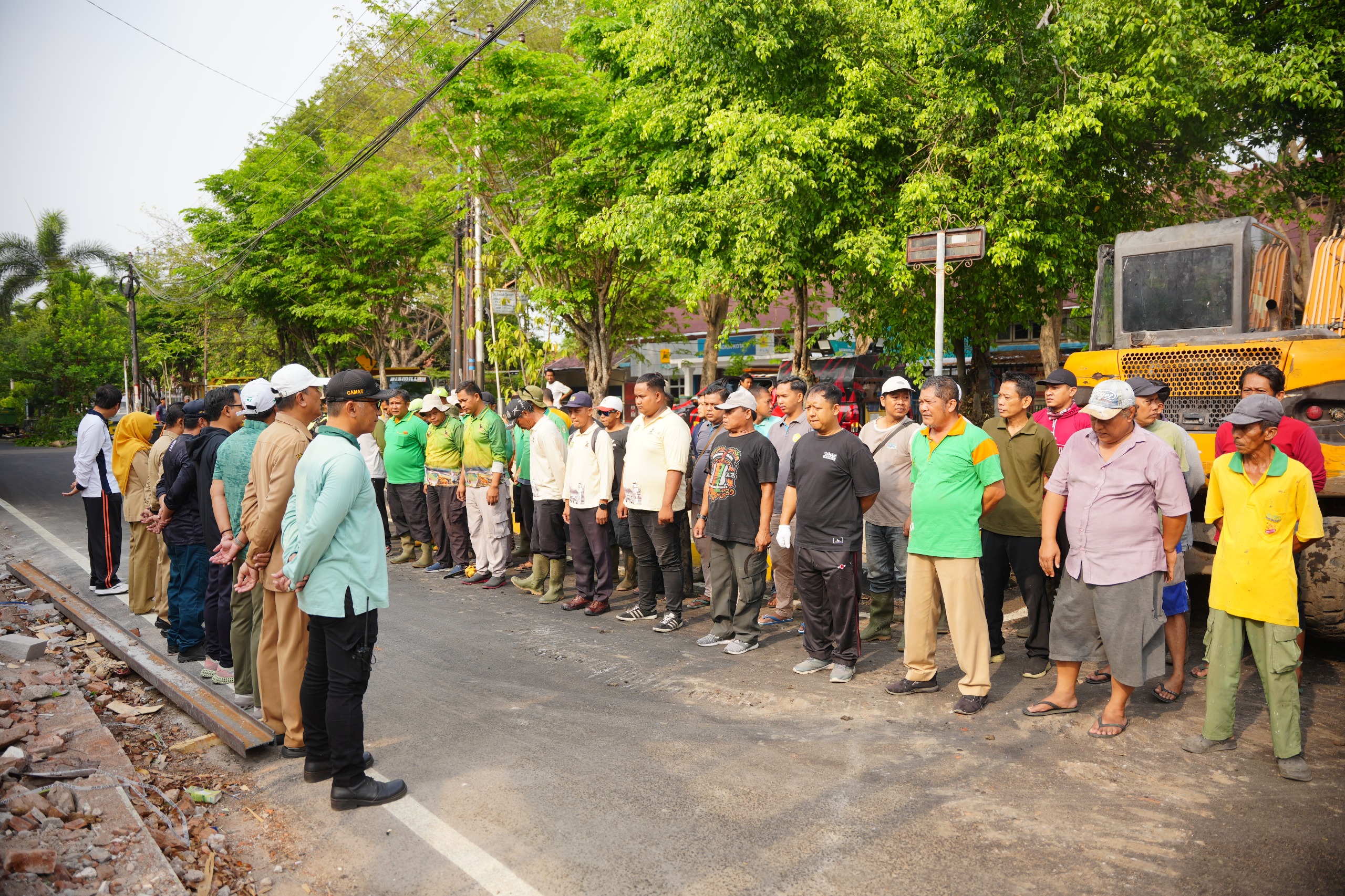 Tindaklanjuti Usulan WBR, Petugas Gabungan dan Warga Bersihkan Saluran