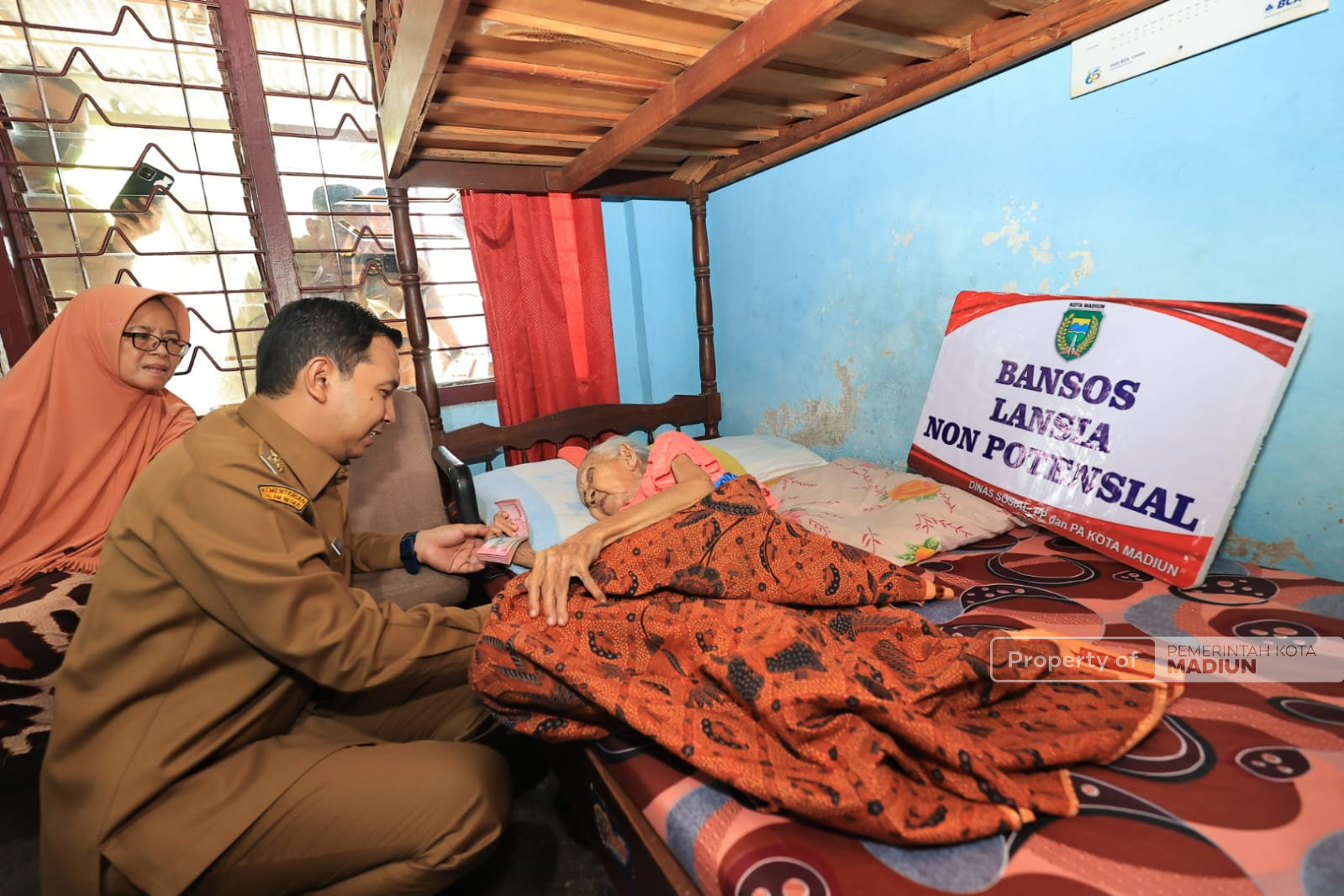 Pemkot Salurkan Bansos Triwulan I untuk Lansia Ngebrok-Disabilitas
