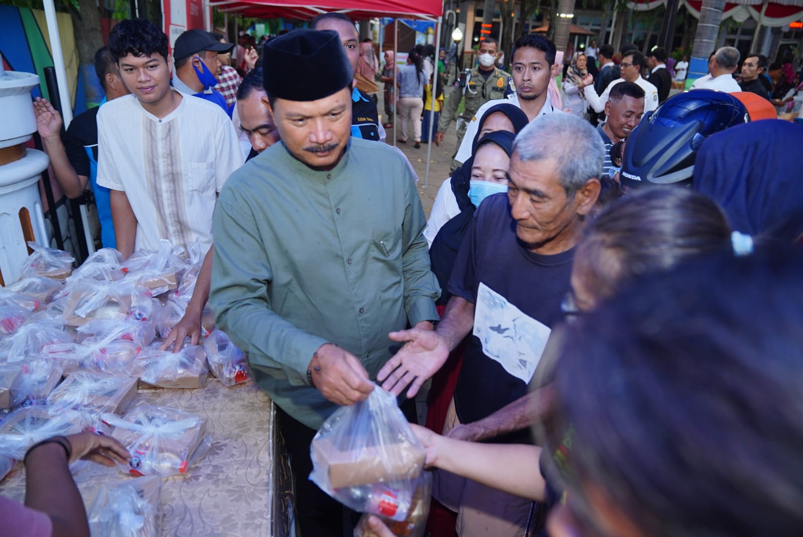 Buka Bazar UMKM Di Manguharjo, Wali Kota Ajak Pengusaha Siap Sambut Pemudik