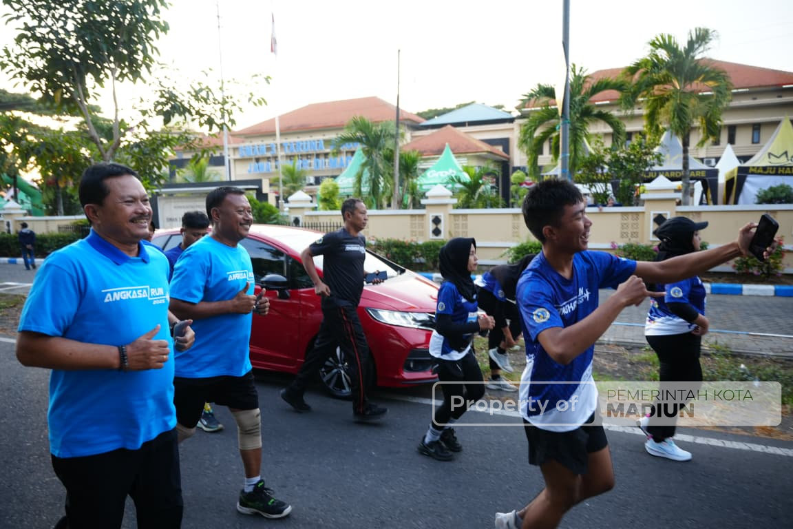 Hadiri Angkasa Fun Run 2025, Wali Kota Madiun: SMAN 3 Taruna Angkasa Madiun Luar Biasa!