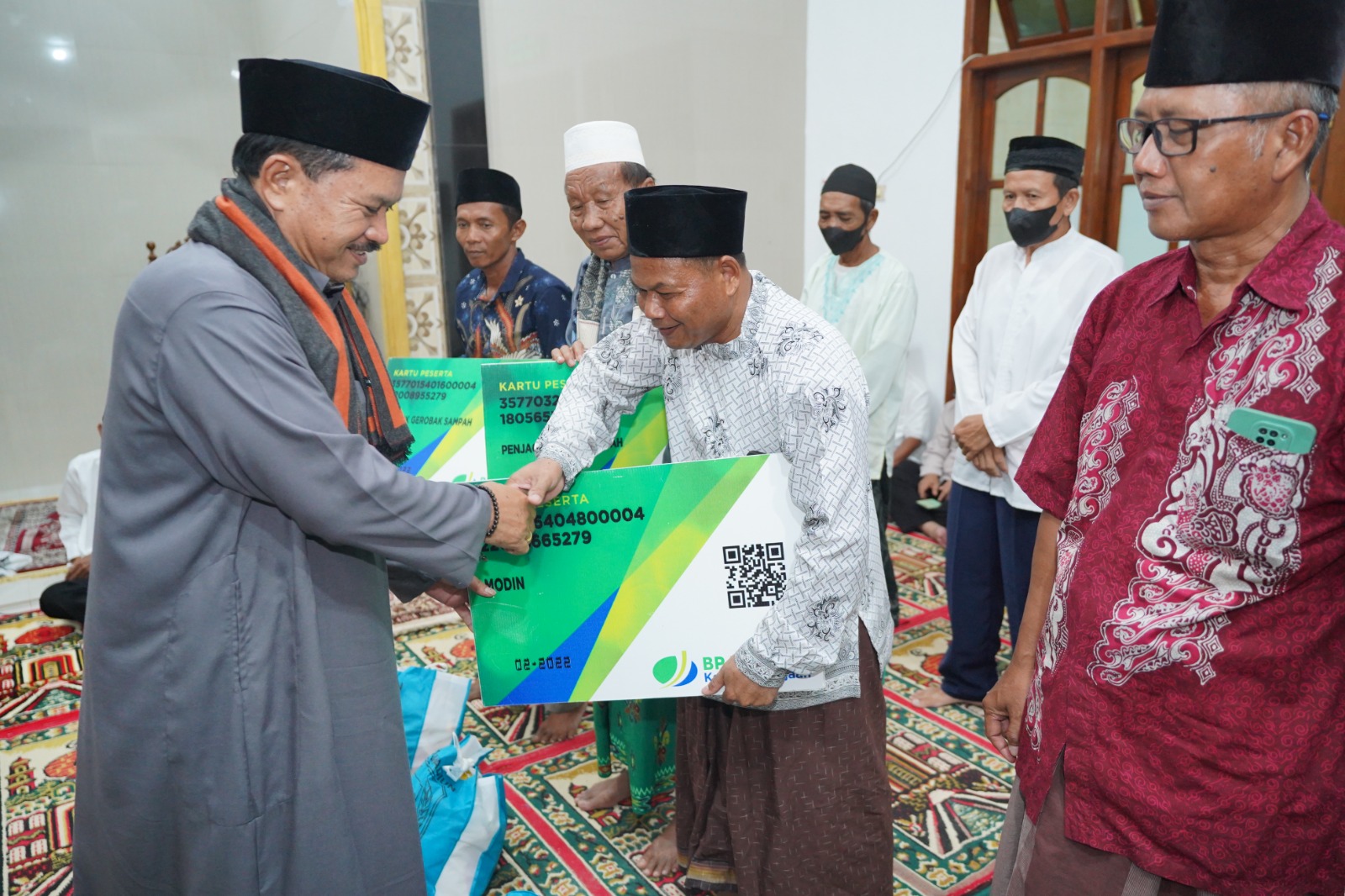 Salat Isya di Masjid Al Muttaqin, Wali Kota Juga Salurkan Berbagai Bantuan