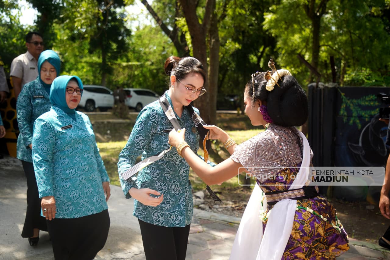 Hadiri Pencanangan Kampung Mandiri Mahesa Terintegrasi Berbasis Teknologi, Arumi: Perubahan dan Peningkatan Luar Biasa!