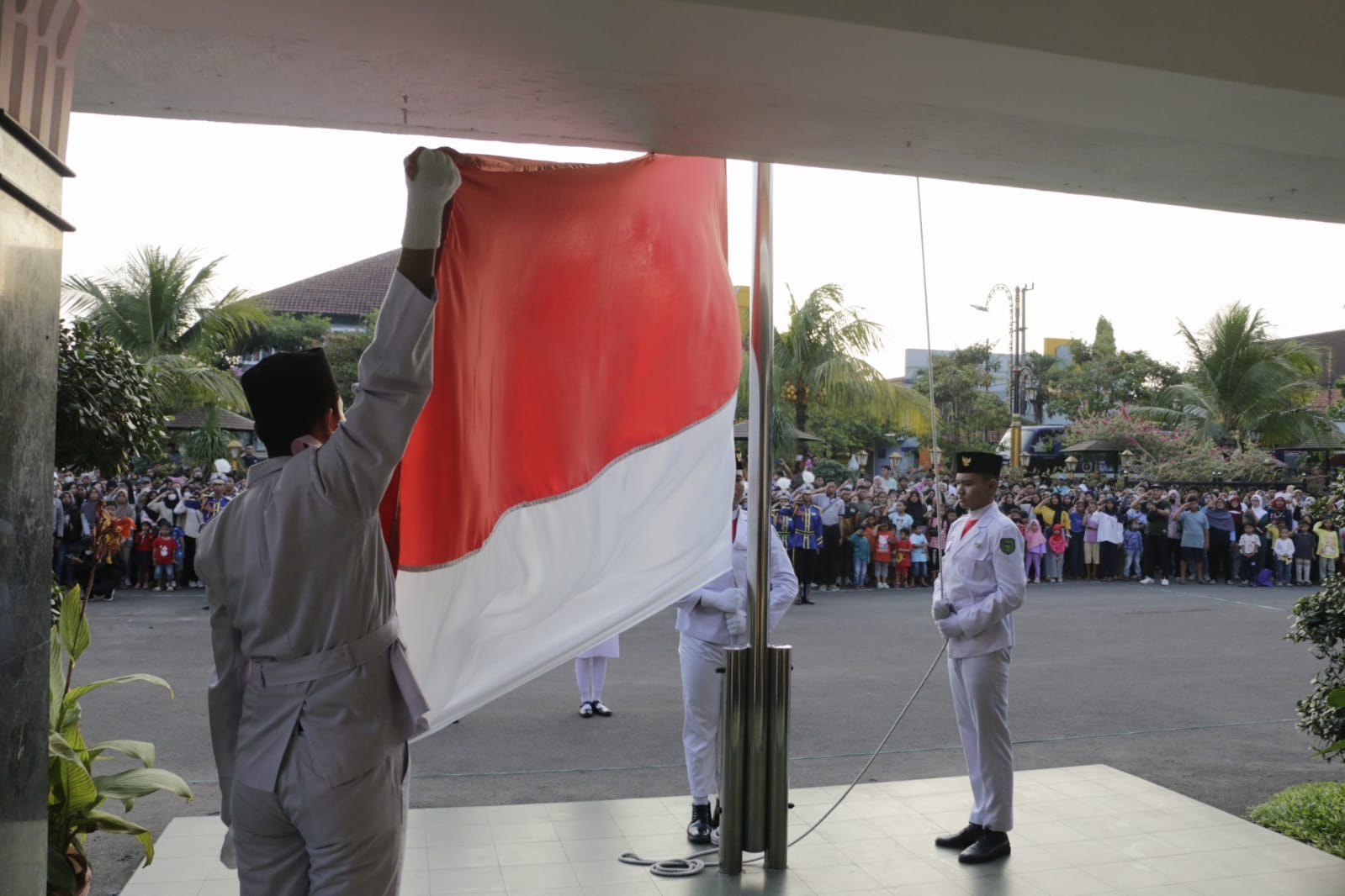 Tampilkan PBB Kreasi dan Drumband yang Menarik, Parade Senja Sukses Jadi Daya Tarik Wisatawan