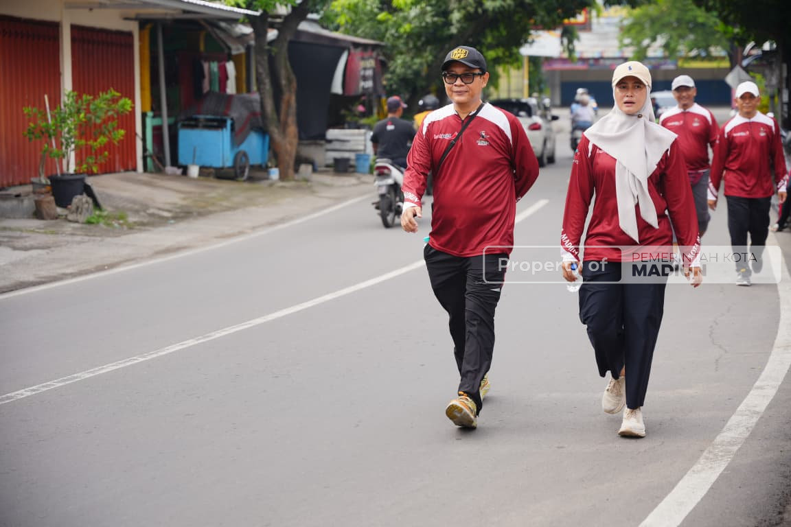Jalan Kaki Bersama Pejabat Perangkat Daerah, Wali Kota Madiun Serahkan Bantuan di Kelurahan Winongo dan Kelurahan Manguharjo