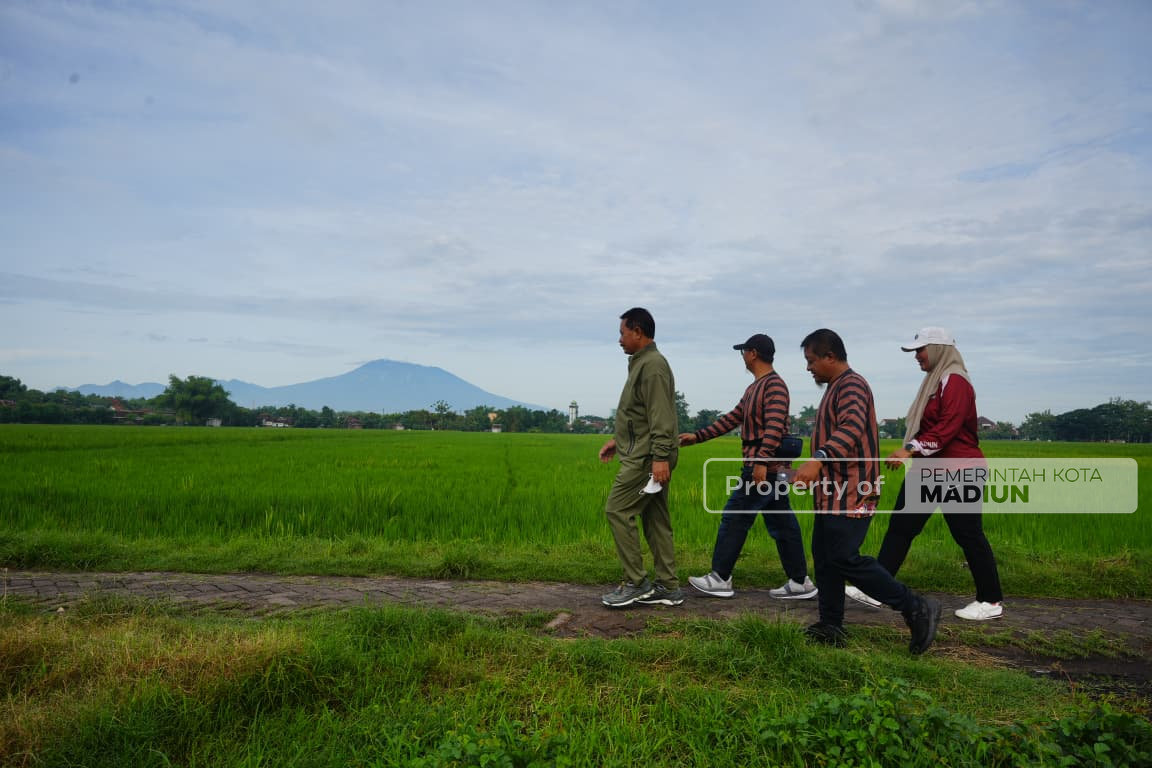 Jalan Kaki Bersama Pejabat Perangkat Daerah, Wali Kota Madiun Serahkan Bantuan di Kelurahan Winongo dan Kelurahan Manguharjo