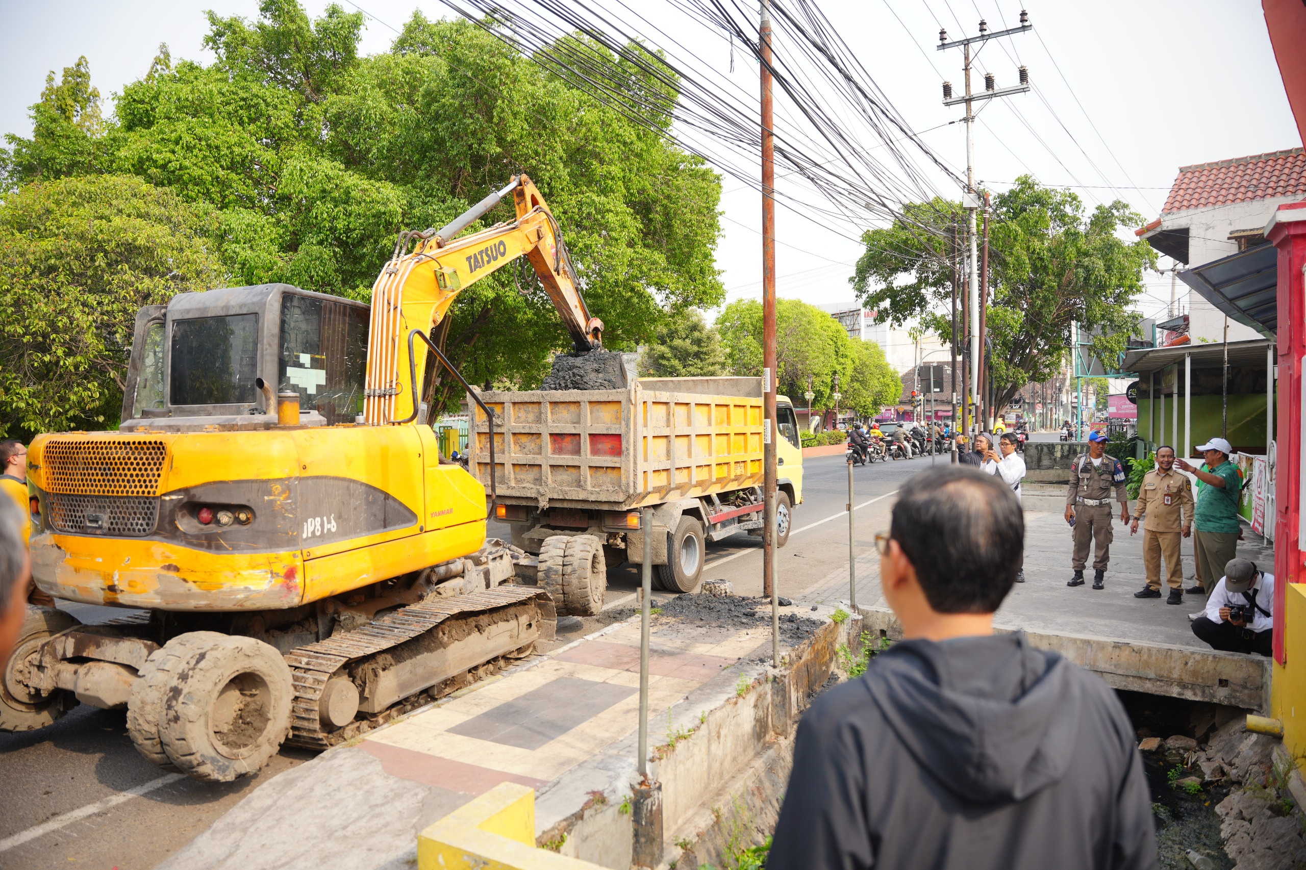 Tindaklanjuti Usulan WBR, Petugas Gabungan dan Warga Bersihkan Saluran