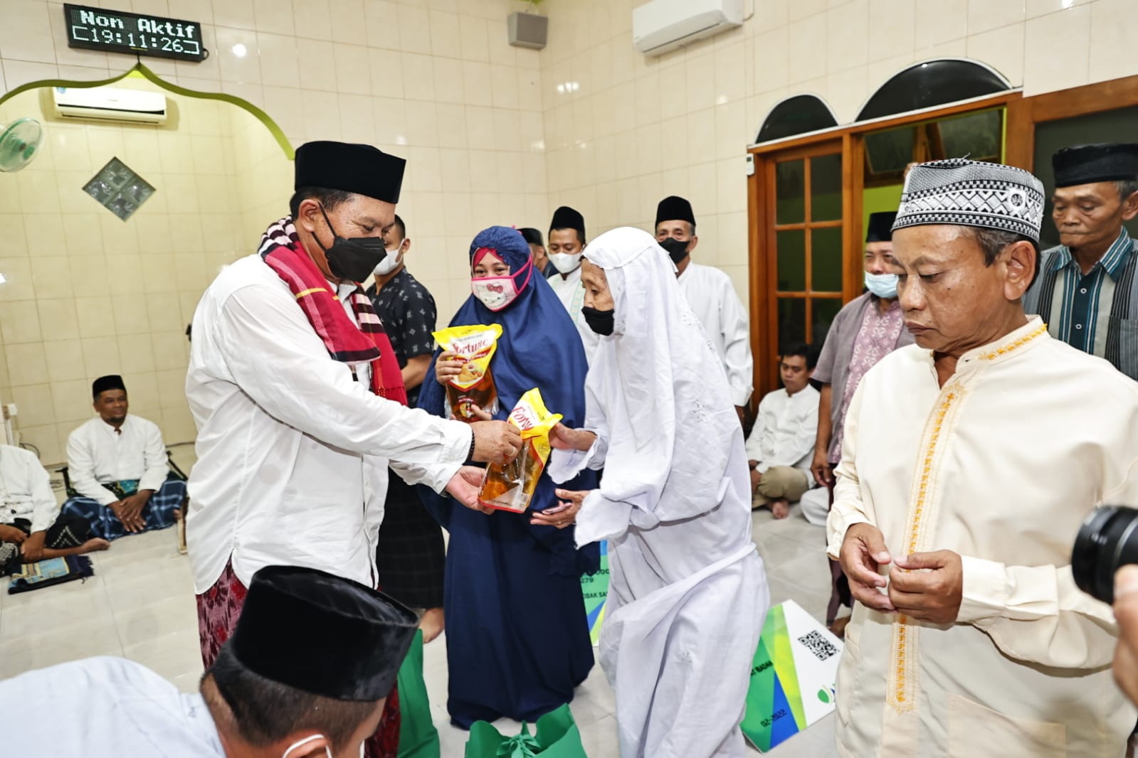 Serap Aspirasi Warga, Wali Kota Gelar Salat Isya Berjamaah Di Musala Nurul Iman