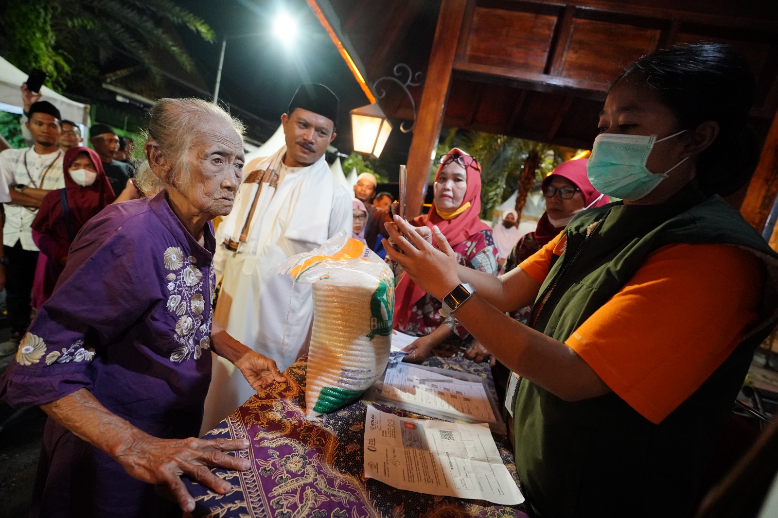 Peringati Nuzulul Quran, Wali Kota Juga Salurkan Bantuan Pangan