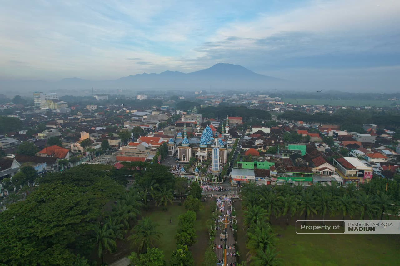 Ribuan Umat Muslim Padati Masjid Agung Baitul Hakim, Plt Wali Kota Madiun Ajak Bangun Daerah di Hari Kemenangan