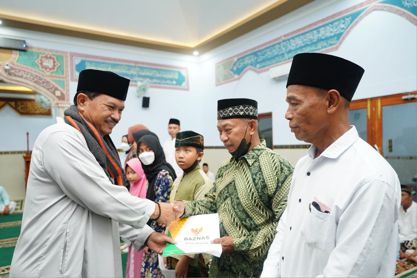 Shalat Isya Dan Tarawih Di Masjid Al Amin, Wali Kota Serahkan Bantuan Untuk Anak Yatim