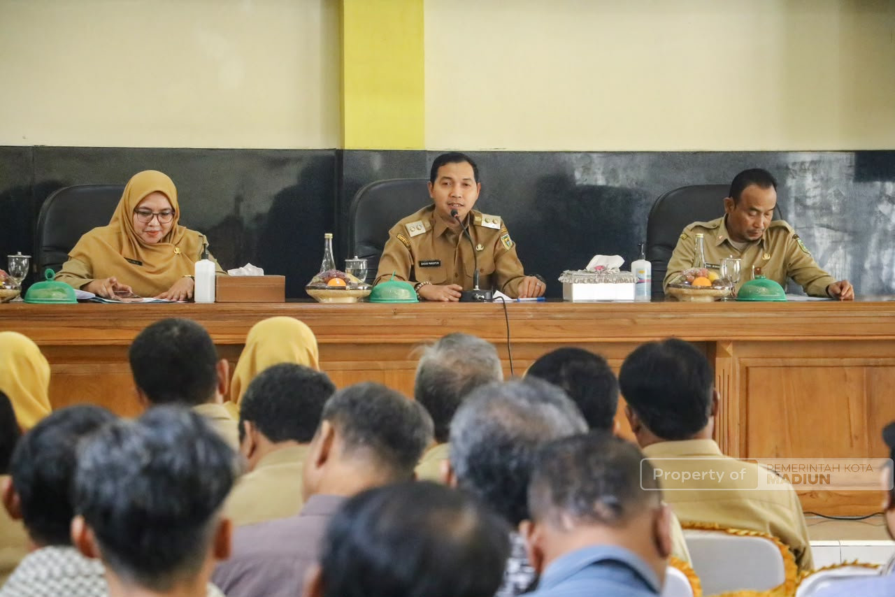 Beri Pembinaan PKL, Plt Wali Kota Tegaskan PKL Wajib Jaga Kebersihan