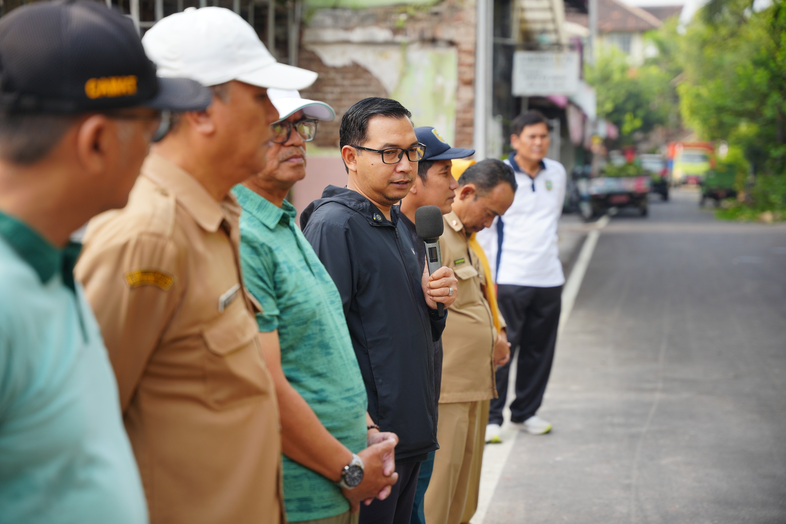 Tindaklanjuti Usulan WBR, Petugas Gabungan dan Warga Bersihkan Saluran