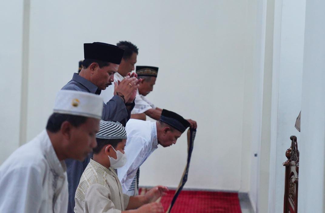 Salat Isya dan Tarawih di Masjid Kuncen, Wali Kota Harapkan Kerukunan Terjaga