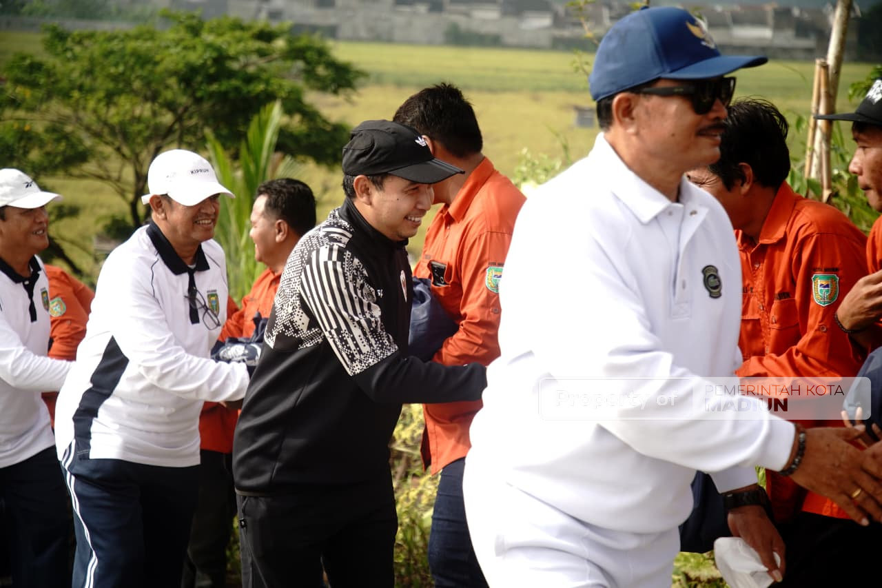 Peringati HUT KORPRI ke-54, Wali Kota Madiun Gowes hingga Serahkan Bantuan Sembako untuk Relawan Kebersihan