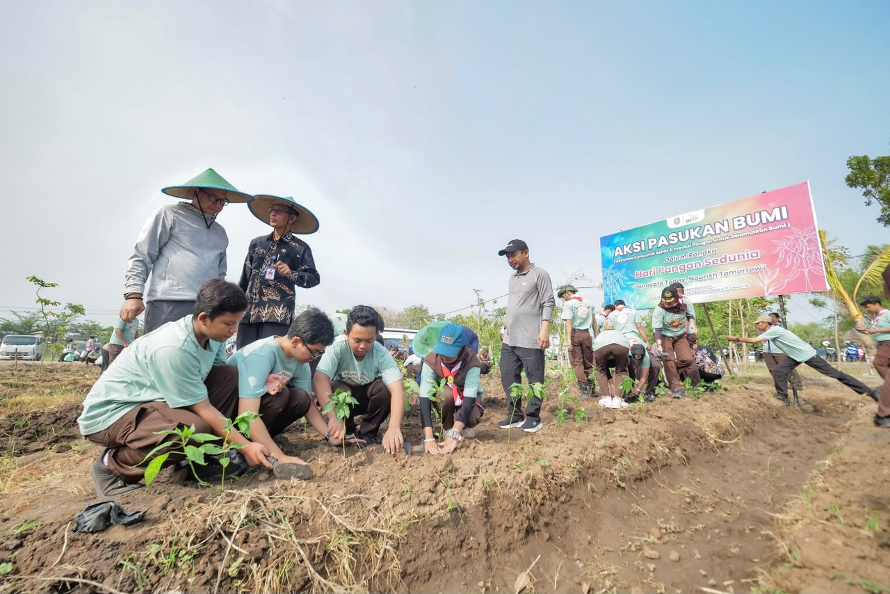 Tanamkan Peduli Pangan Sejak Dini, Pelajar Kota Madiun Turun Langsung Bertani