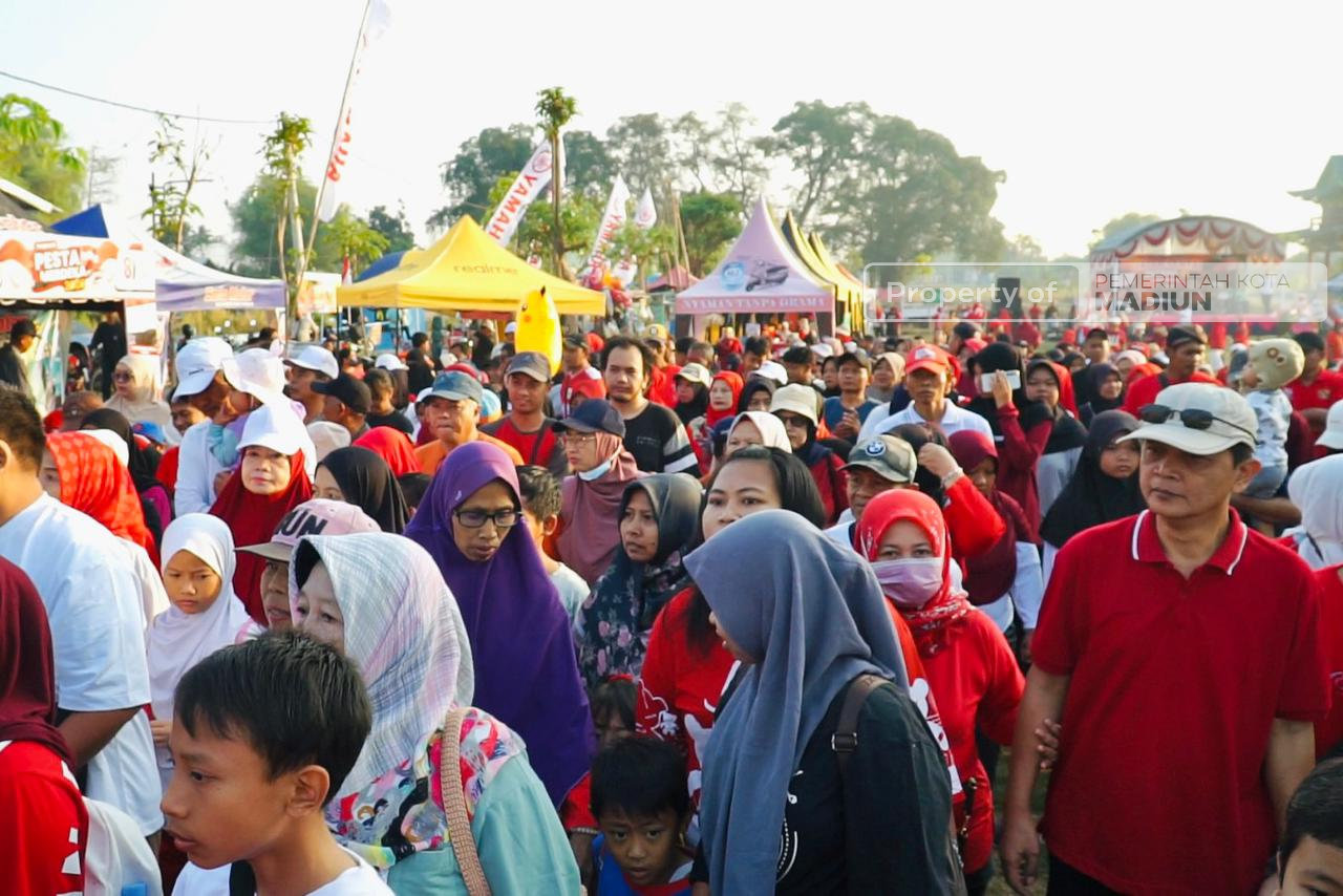 Plt Wali Kota Berangkatkan Jalan Santai di Kampung Jepang Banjarejo, Dorong Kebersamaan dan Ekonomi Warga