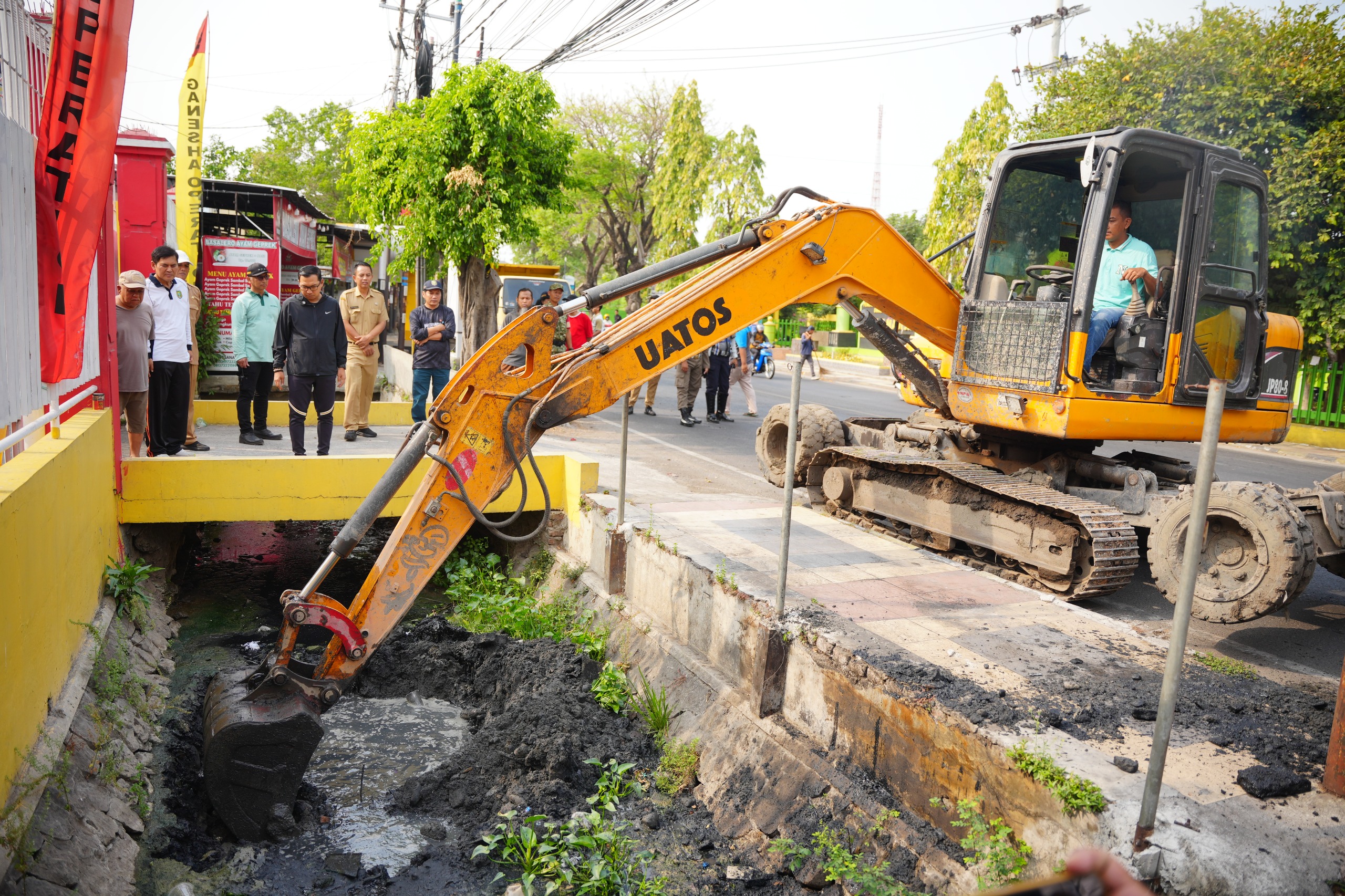 Tindaklanjuti Usulan WBR, Petugas Gabungan dan Warga Bersihkan Saluran